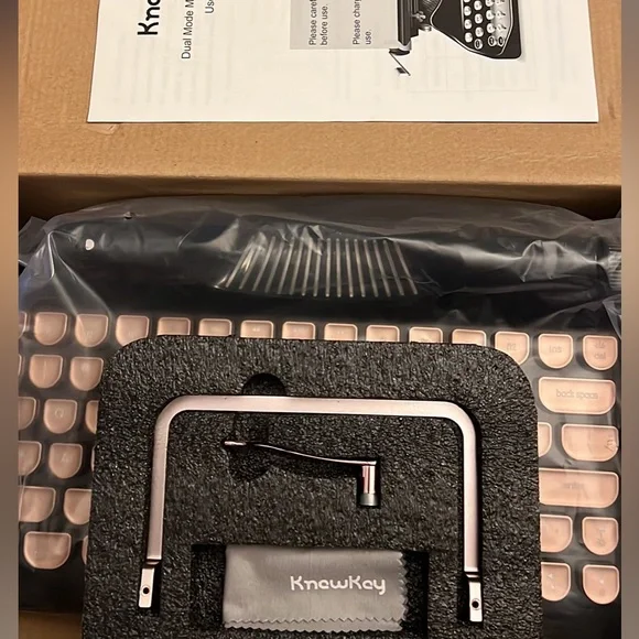 KnewKey BlackPink Bluetooth Keyboard - Picture 3 of 7